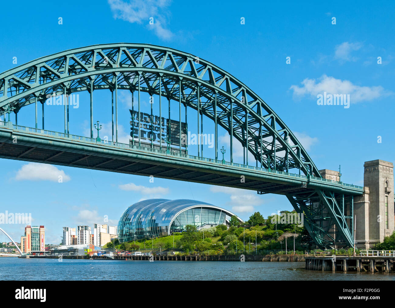 Il mar Baltico Arts Center, il centro di salvia e Tyne Bridge, Newcastle-Gateshead, Tyne and Wear, Inghilterra, Regno Unito. Foto Stock