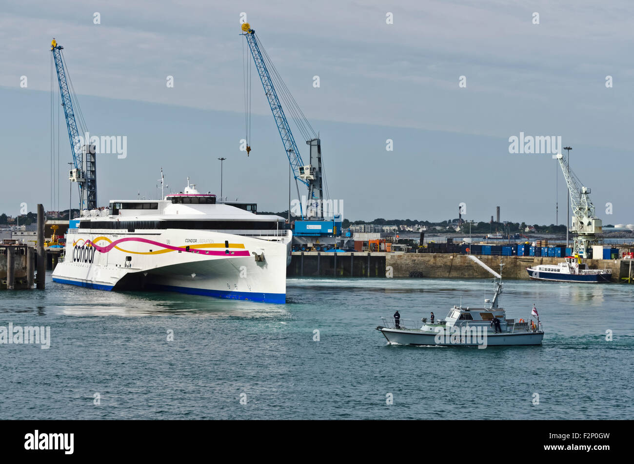 Condor liberazione arrivando a St Peter Port Harbour Guernesy Isole del Canale Foto Stock