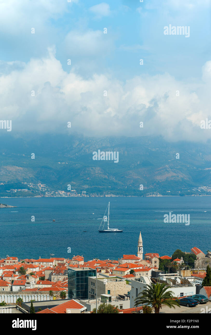 Vista superiore del litorale di Budva, Montenegro, Balcani Foto Stock
