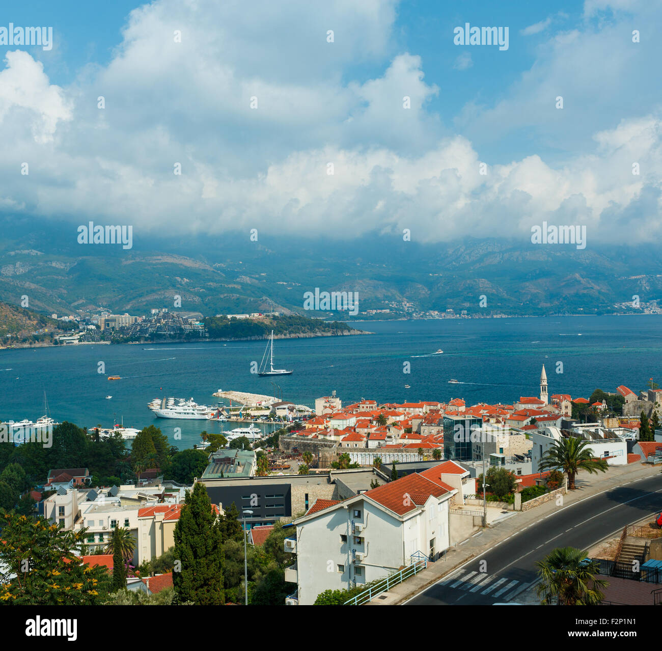 Vista superiore del litorale di Budva, Montenegro, Balcani Foto Stock