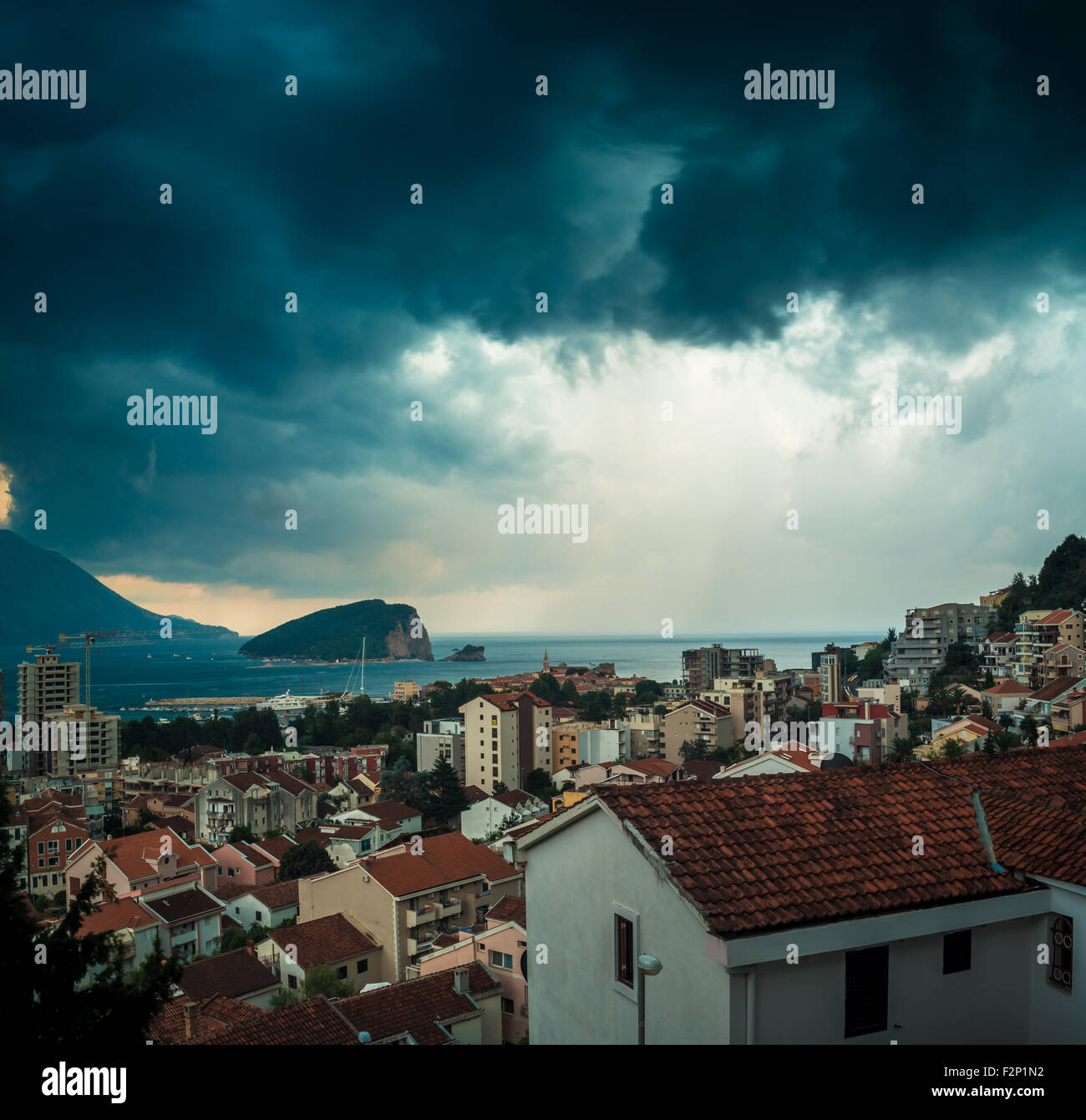 Tempestoso cieli sopra di Budva, Montenegro, Balcani Foto Stock