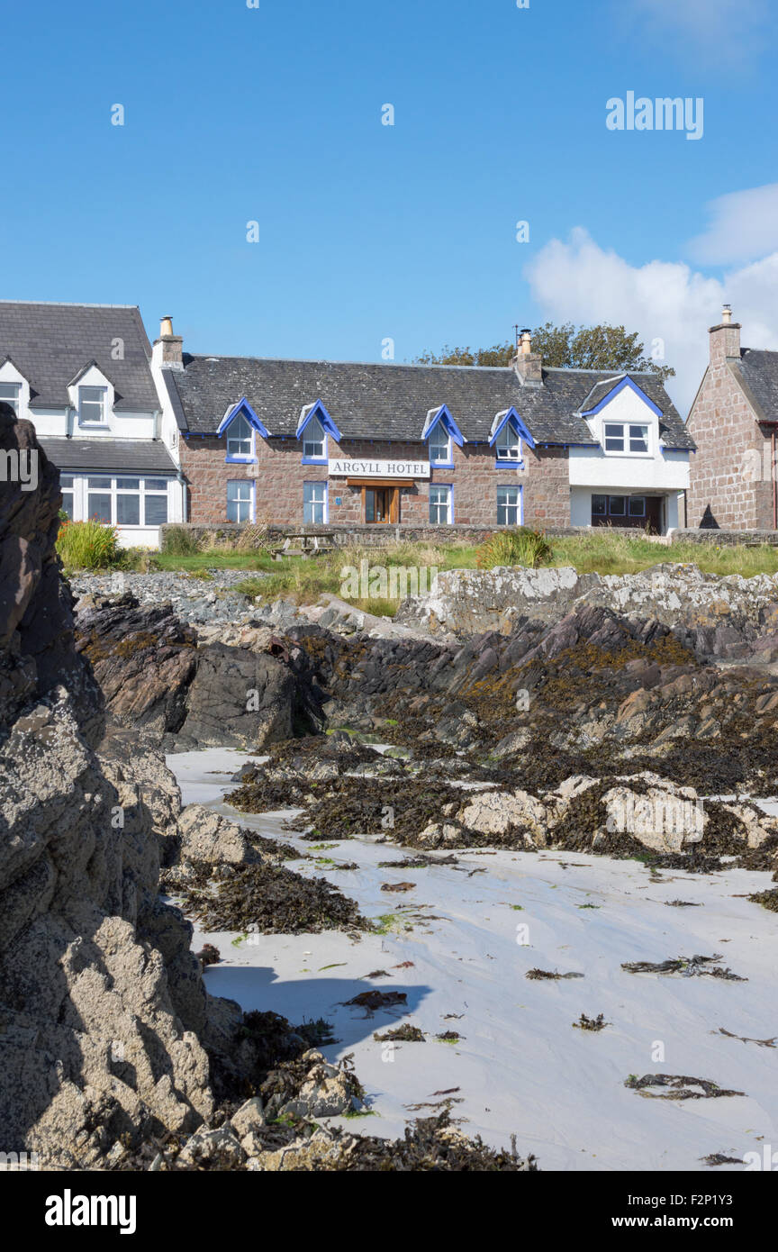 Il Argyle Hotel, con la bassa marea dalla spiaggia Main Street, Baile Mor, Isola di Iona, Argyle e Bute, Scozia Foto Stock