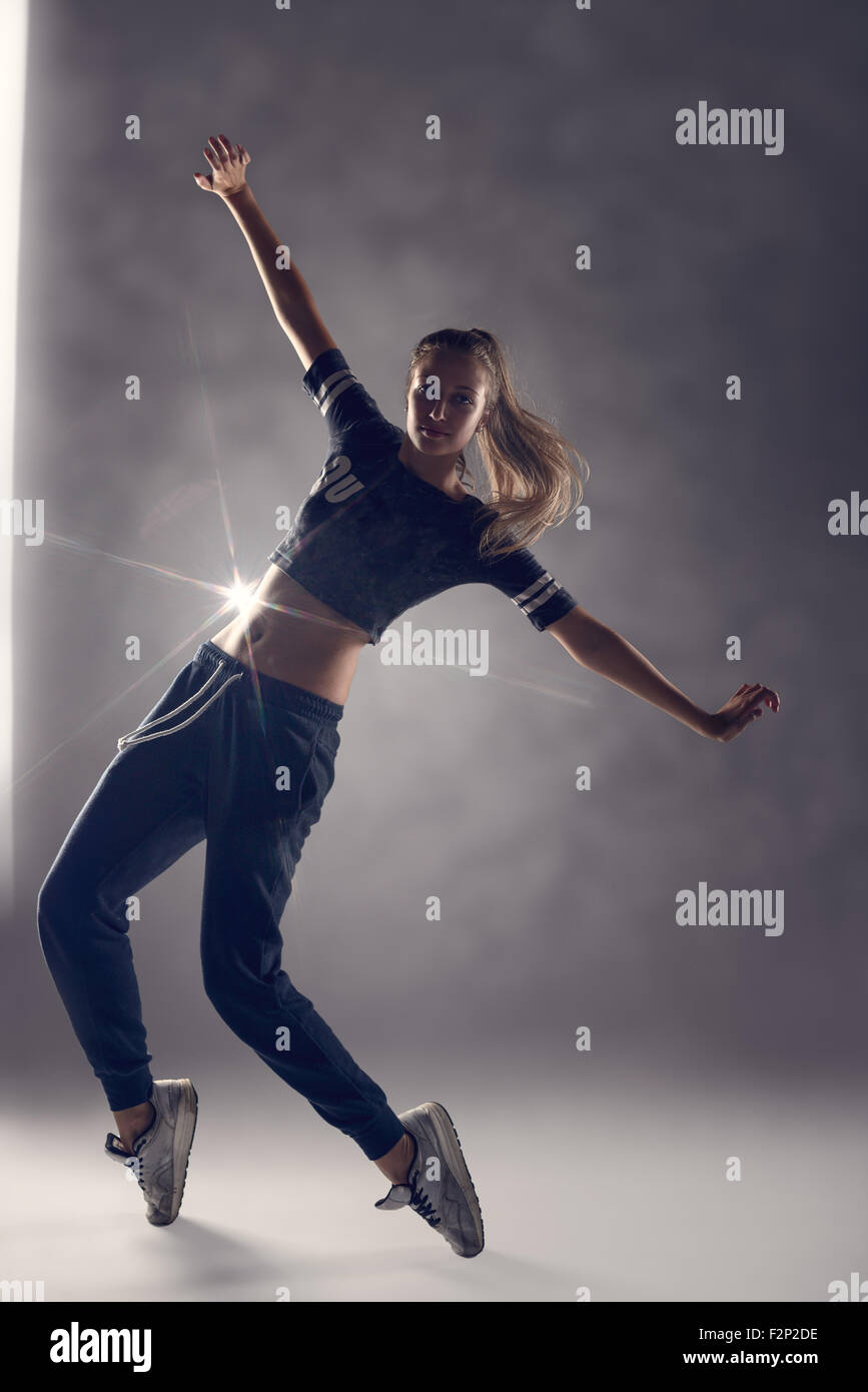 A piena lunghezza shot di una giovane donna di Hip Hop Ballerina in punta  di piedi posizione contro il muro grigio Sfondo Foto stock - Alamy