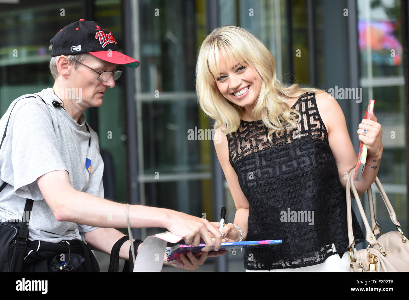 Kimberley Wyatt visto firma autografi e posare per foto con fan come lei lascia la BBC Breakfast Studio In Manchester questa mattina con: Kimberly Wyatt dove: Manchester, Regno Unito quando: 22 Lug 2015 Foto Stock