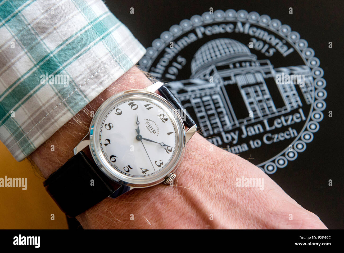 Il Elton Fabbricazione, produttore di prim orologi da polso ha iniziato a  produrre la limited edition orologi Prim di Hiroshima. Prim Hiroshima orologio  da polso è raffigurato in Nove Mesto nad Metuji,