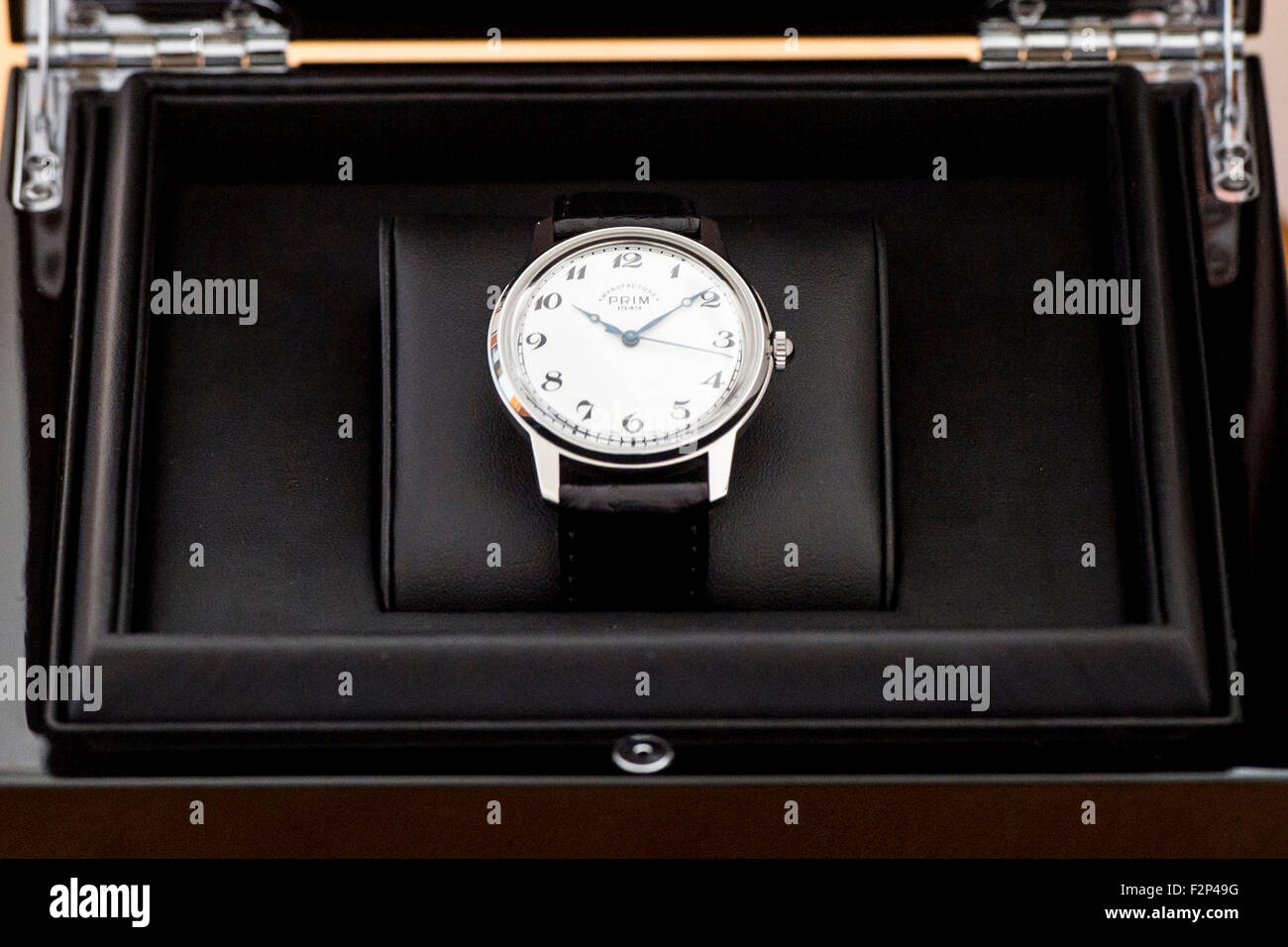 Il Elton Fabbricazione, produttore di prim orologi da polso ha iniziato a  produrre la limited edition orologi Prim di Hiroshima. Prim Hiroshima  orologio da polso è raffigurato in Nove Mesto nad Metuji,
