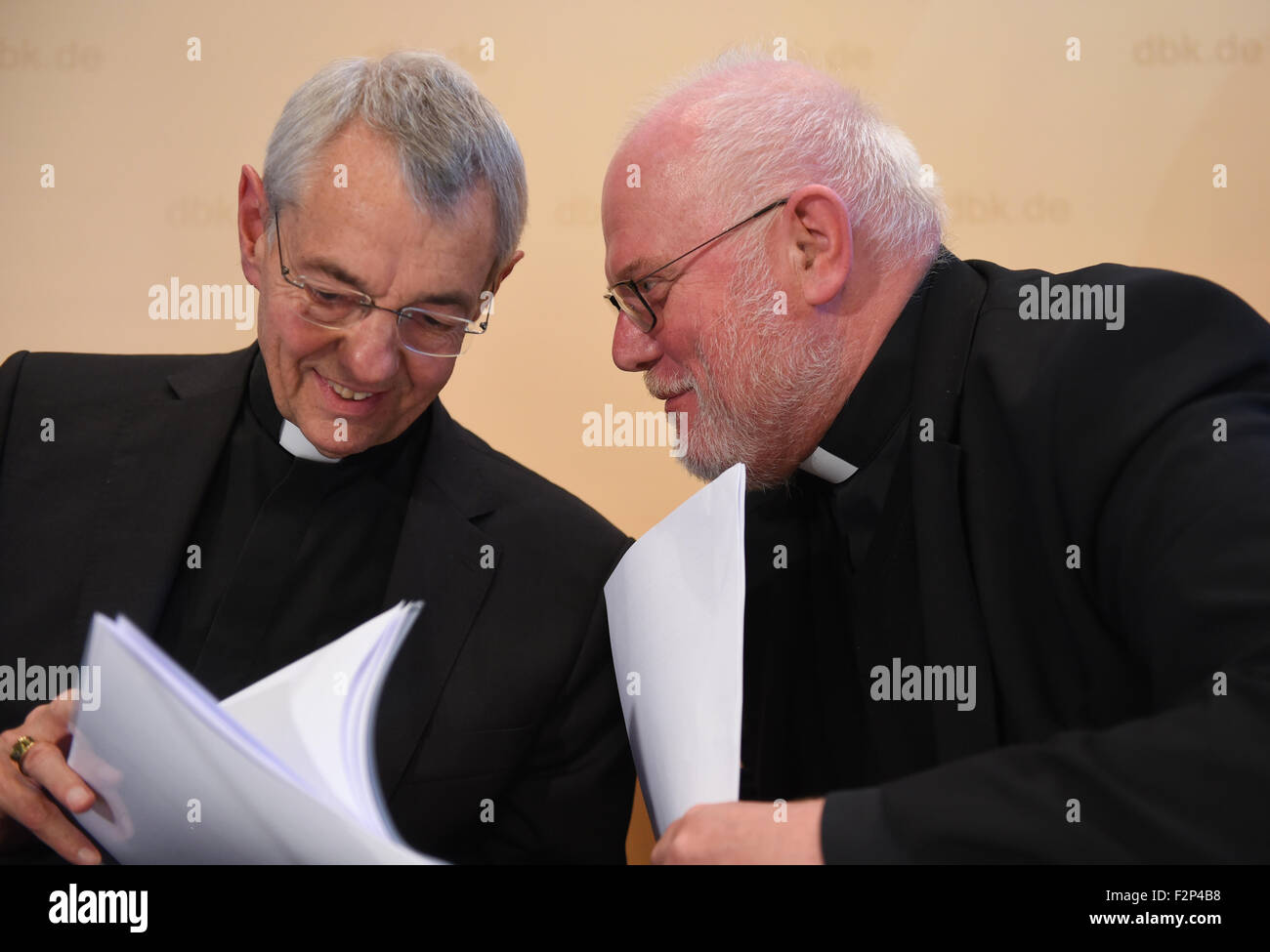 Fulda, Germania. Il 22 settembre, 2015. Ludwig Schick (l), Arcivescovo di Bamberg e il cardinale Reinhard Marx, Arcivescovo di Monaco e Frisinga e Presidente della Conferenza Episcopale Tedesca, in una conversazione in una conferenza presss per la Conferenza Episcopale Tedesca a Fulda, Germania, 22 settembre 2015. I vescovi cattolici discuteranno la continua crisi dei rifugiati in Europa tra gli altri problemi durante il tradizionale incontro. Foto: ARNE DEDERT/dpa/Alamy Live News Foto Stock