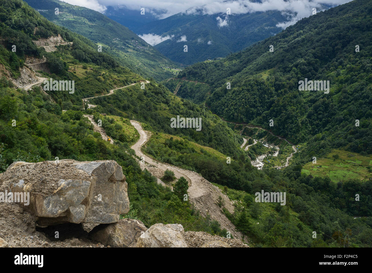 L'autostrada principale sotto costruzione e manutenzione attraverso l'Himalaya collegamento di Assam con Tawang, Arunachal Pradesh. Foto Stock