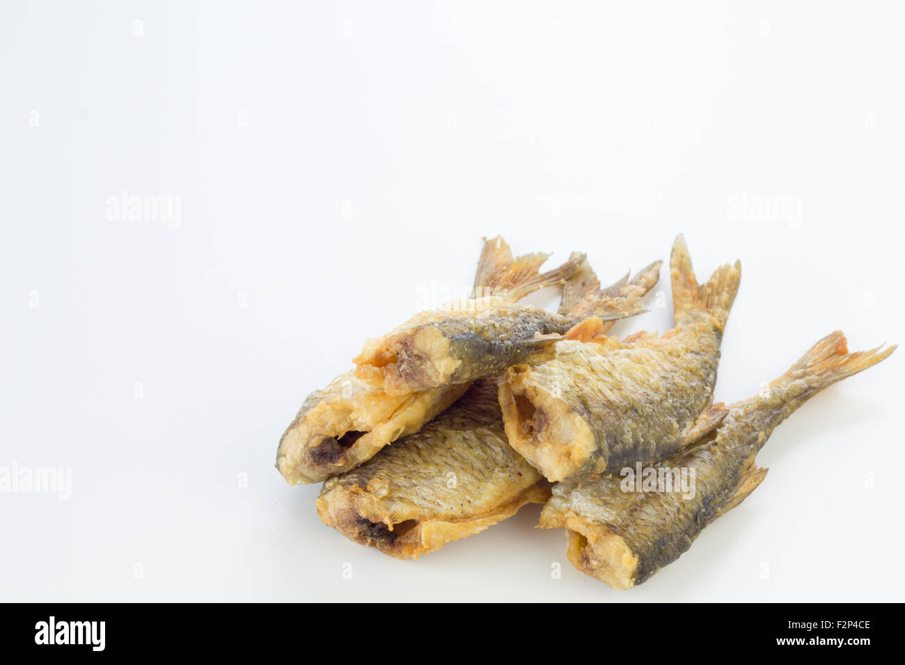 Fritte roach pesce isolato su bianco. Foto Stock