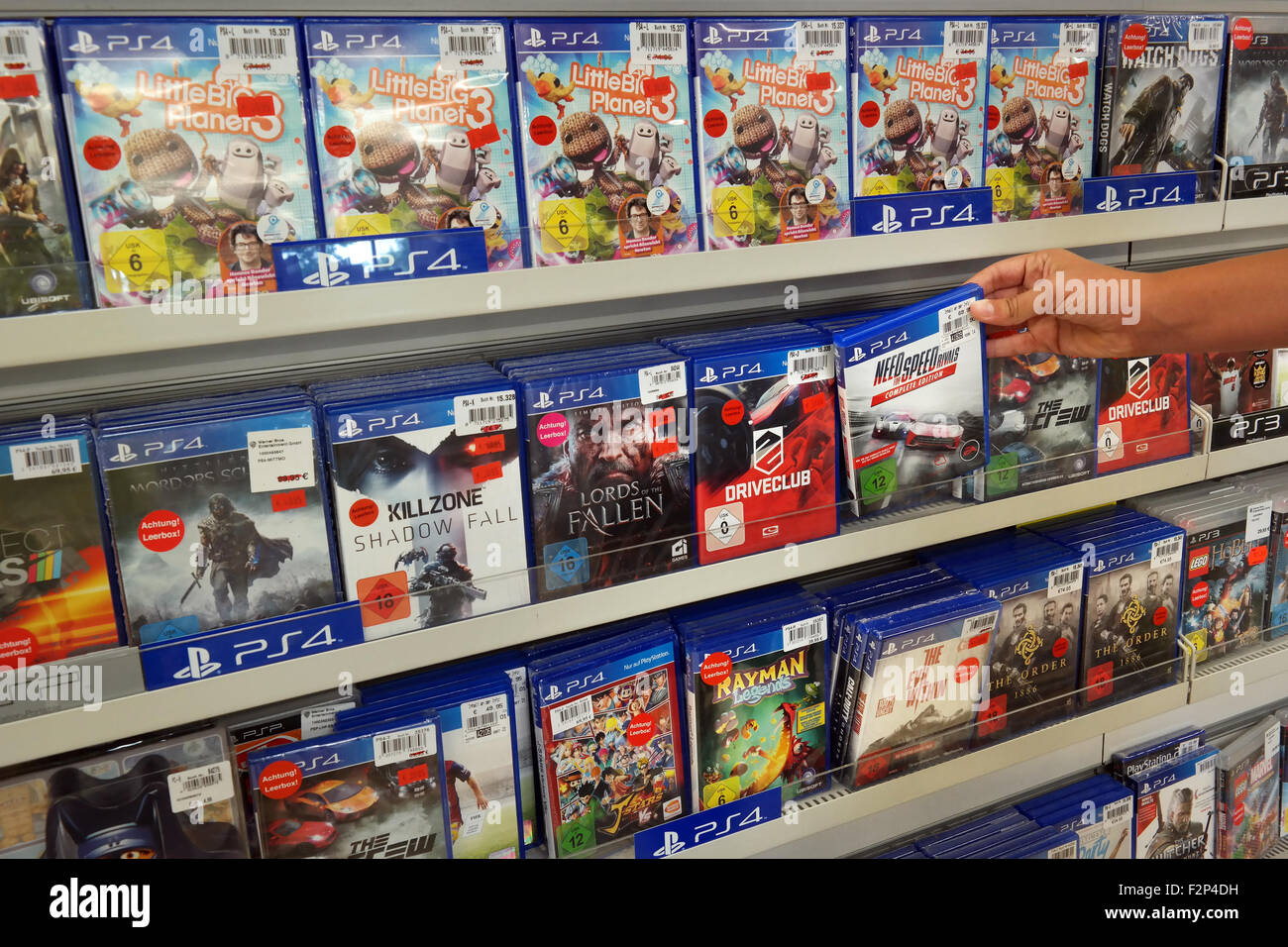 Display del negozio riempito con PlayStation 4 giochi per un home video della console di gioco Foto Stock