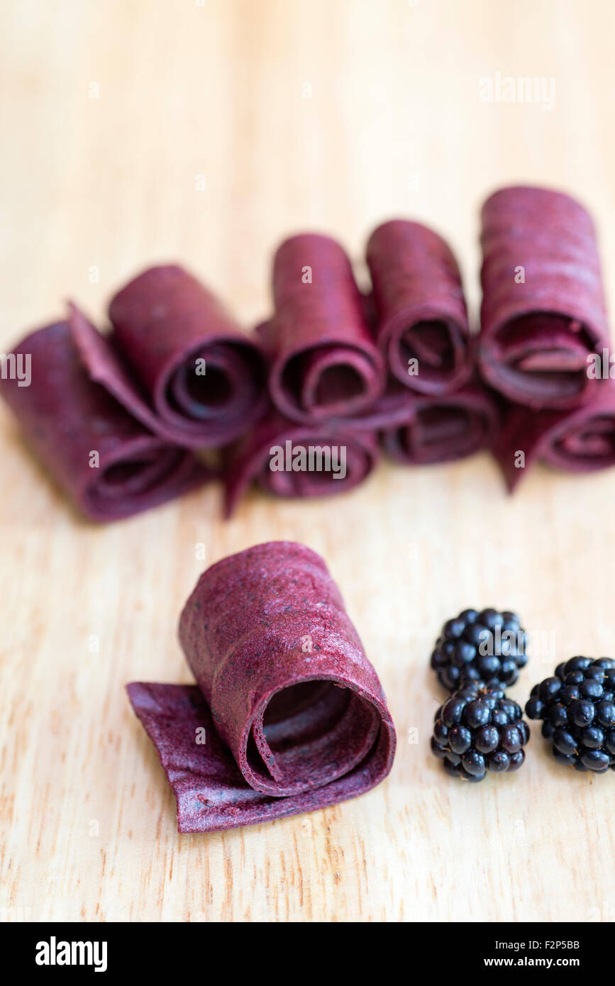 Blackberry pelli di frutta - uno snack costituito da frutta naturale senza aggiunta di zucchero. Foto Stock