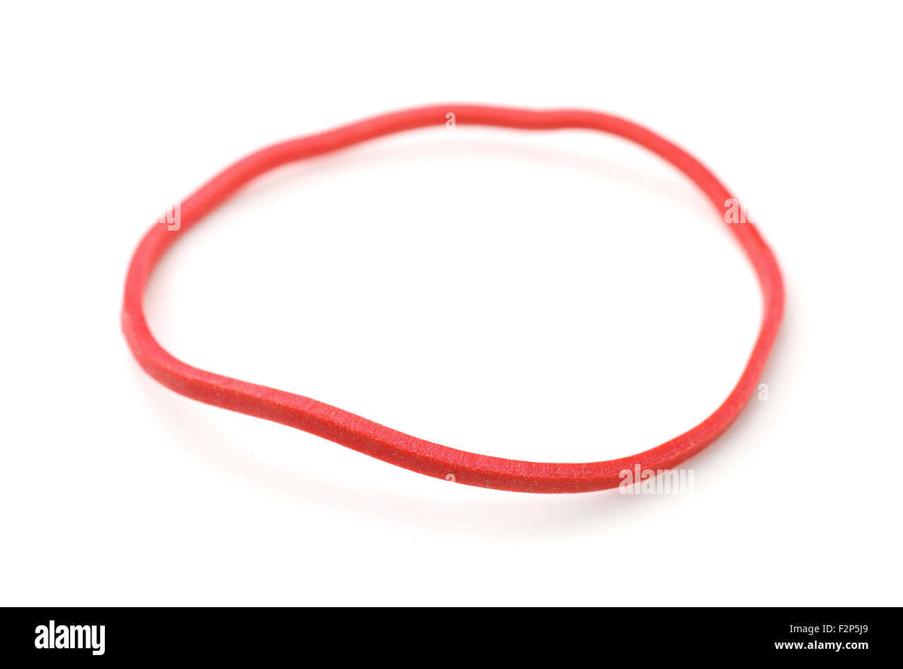 Rosso singola fascia di gomma isolato su bianco Foto Stock