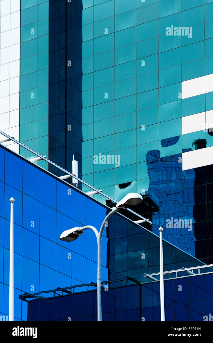 Estonia, Tallinn, parte di edifici ad alta, riflessioni sulla facciata Foto Stock