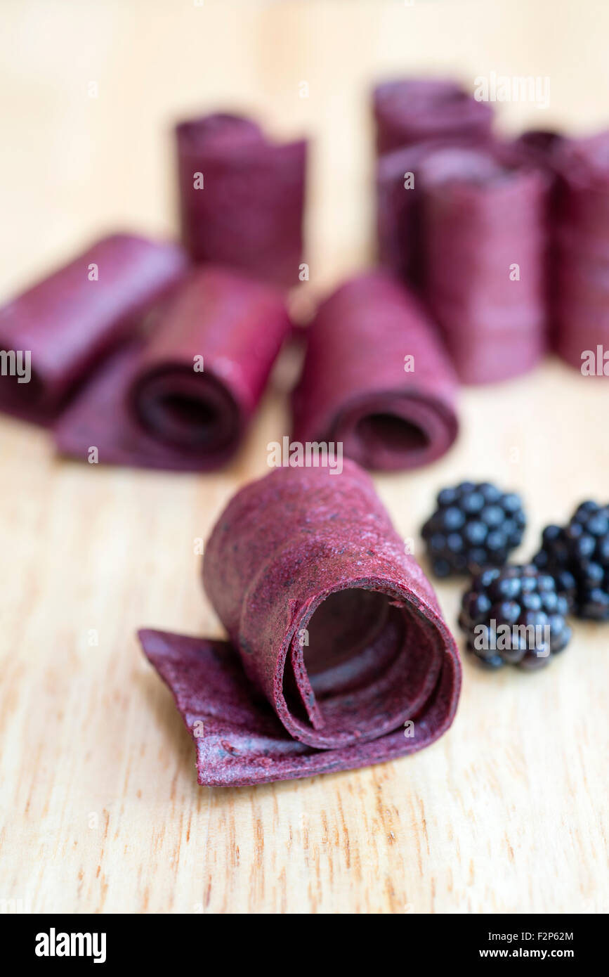 Blackberry pelli di frutta - uno snack costituito da frutta naturale senza aggiunta di zucchero. Foto Stock