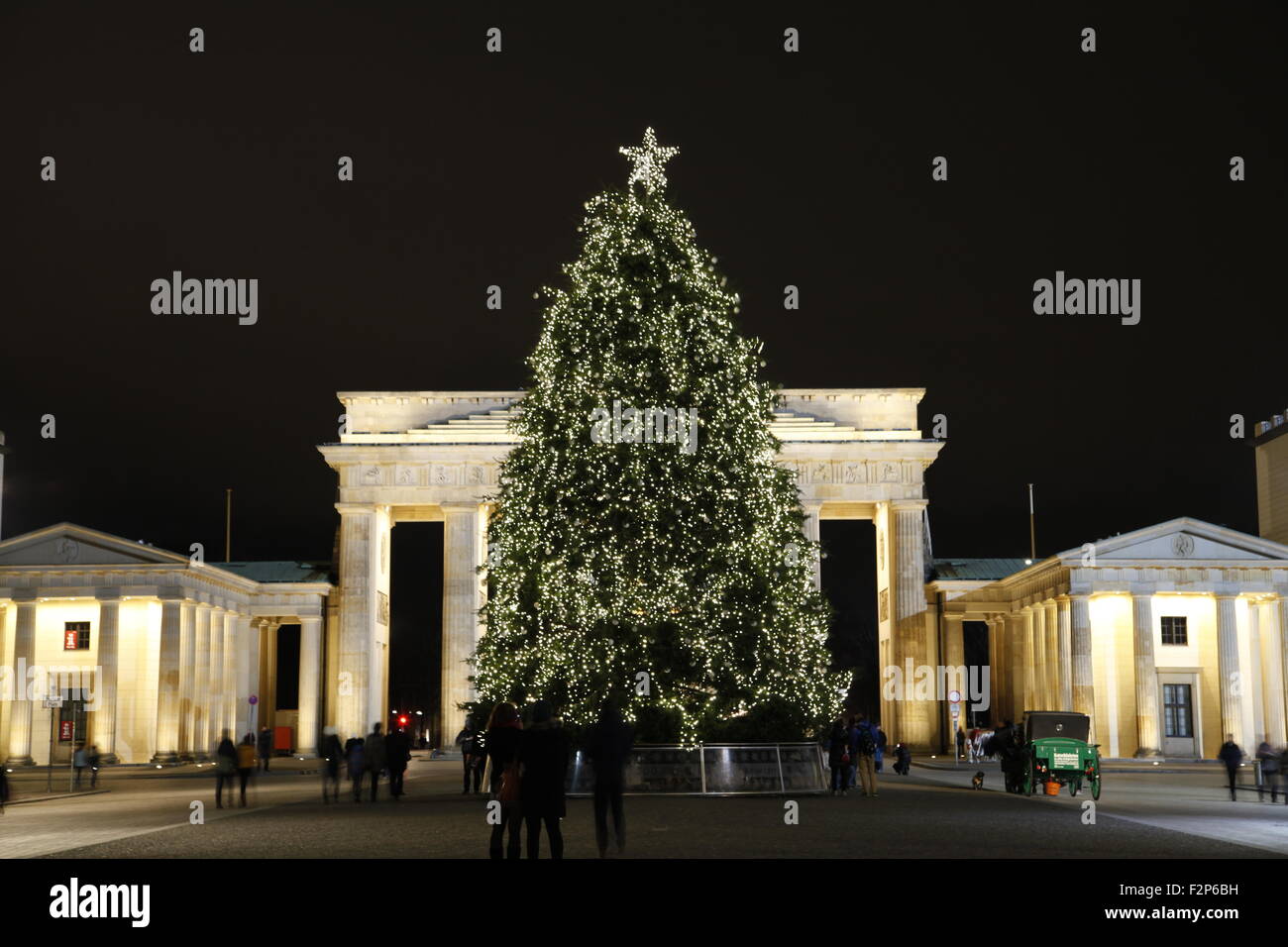 Albero di Natale presso la Porta di Brandeburgo a Berlino Foto Stock