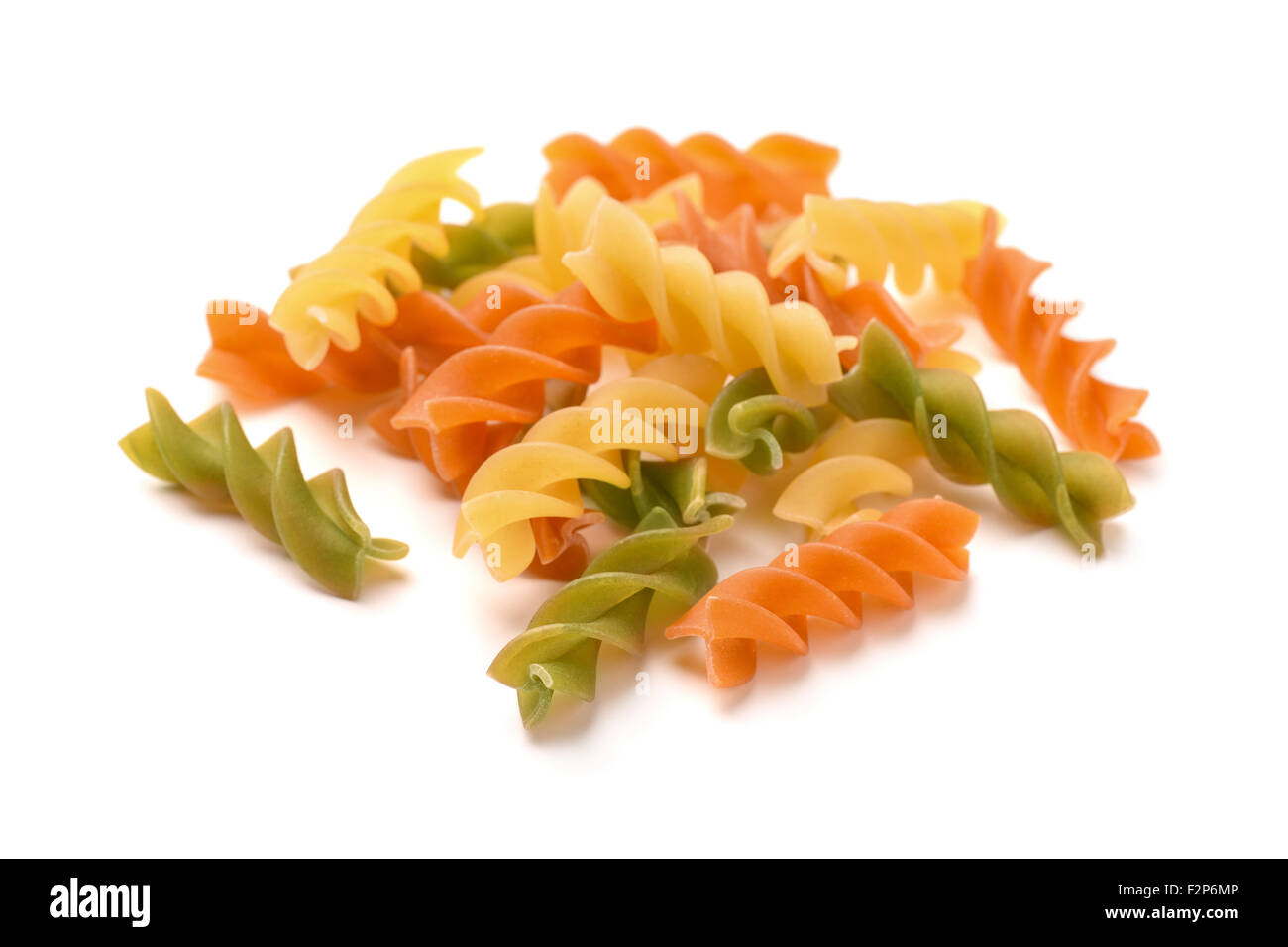 Materie italiano colorati fusilli isolato su bianco Foto Stock