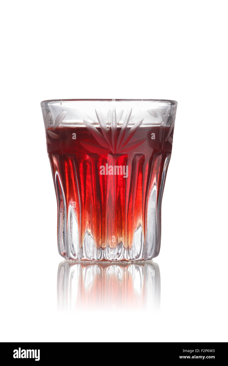 Piccola troietta rossa cocktail alcoolico in sfaccettata colpo di vetro  (shooter Foto stock - Alamy