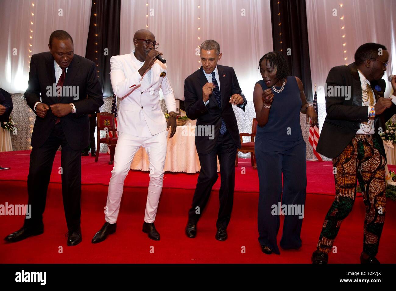 Stati Uniti Barack Obama le danze con la sua sorellastra Auma Obama, il presidente keniano Uhuru Kenyatta e altri allo Stato la cena Luglio 25, 2015 a Nairobi in Kenya. Foto Stock