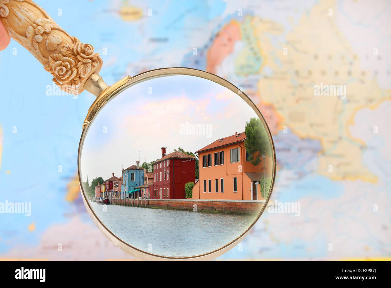 Mappa di Europa con lente di ingrandimento cercando in su l'isola di Burano, Veneto, Italia Foto Stock