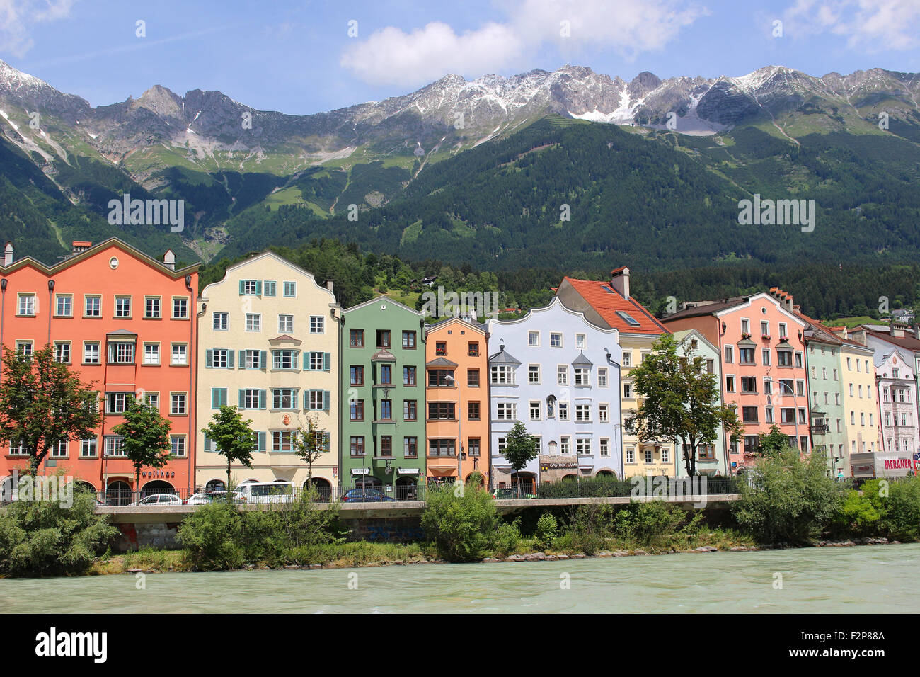 INNSBRUCK, Austria, 23 Giugno 2015: case colorate lungo il fiume a Innsbruck in Austria Foto Stock