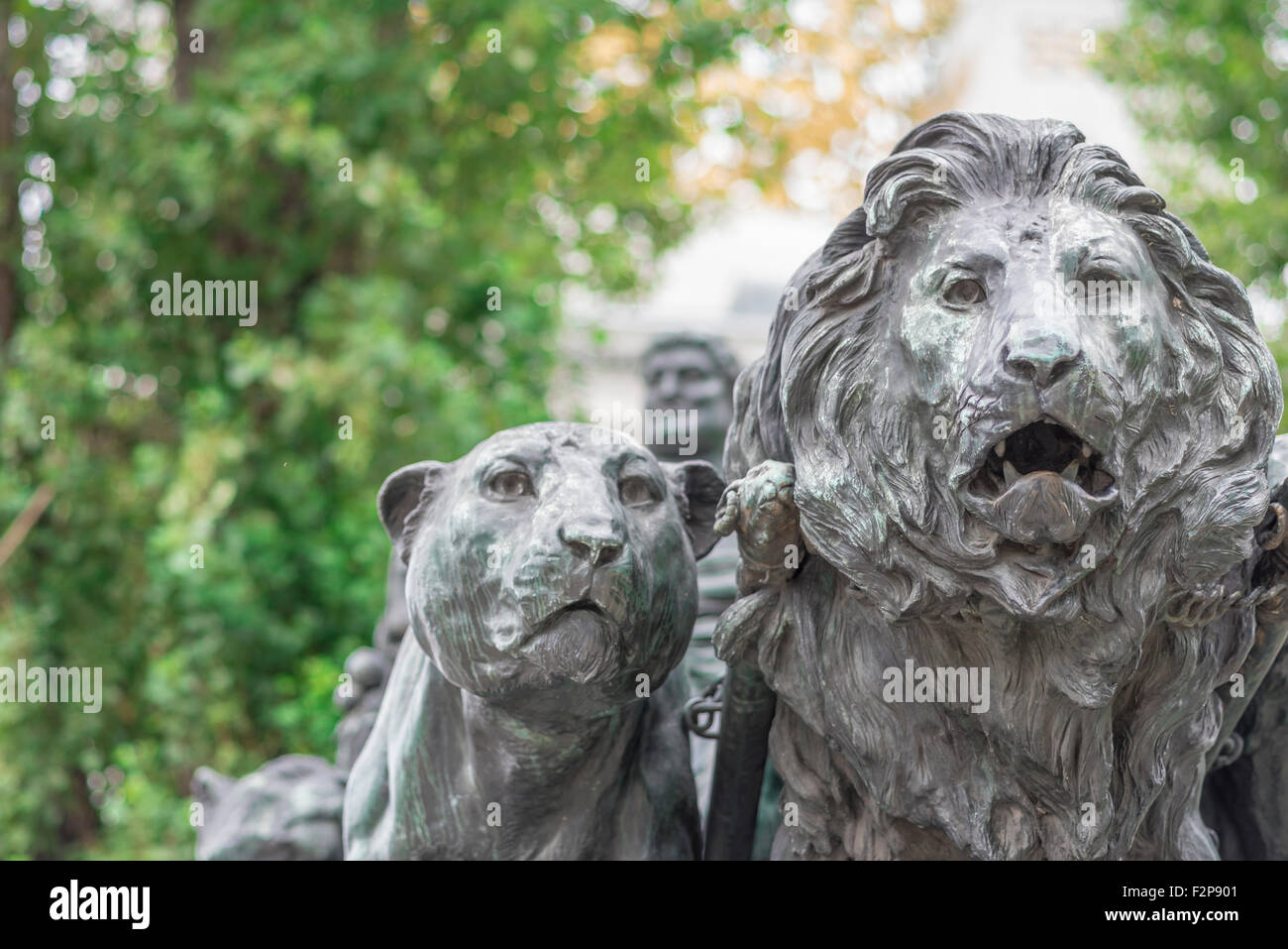 Secessione di Vienna, particolare della statua di Strasser accanto all'edificio della Secessione che raffigura il carro di Marco Antonio disegnato dai leoni, Vienna, Austria Foto Stock