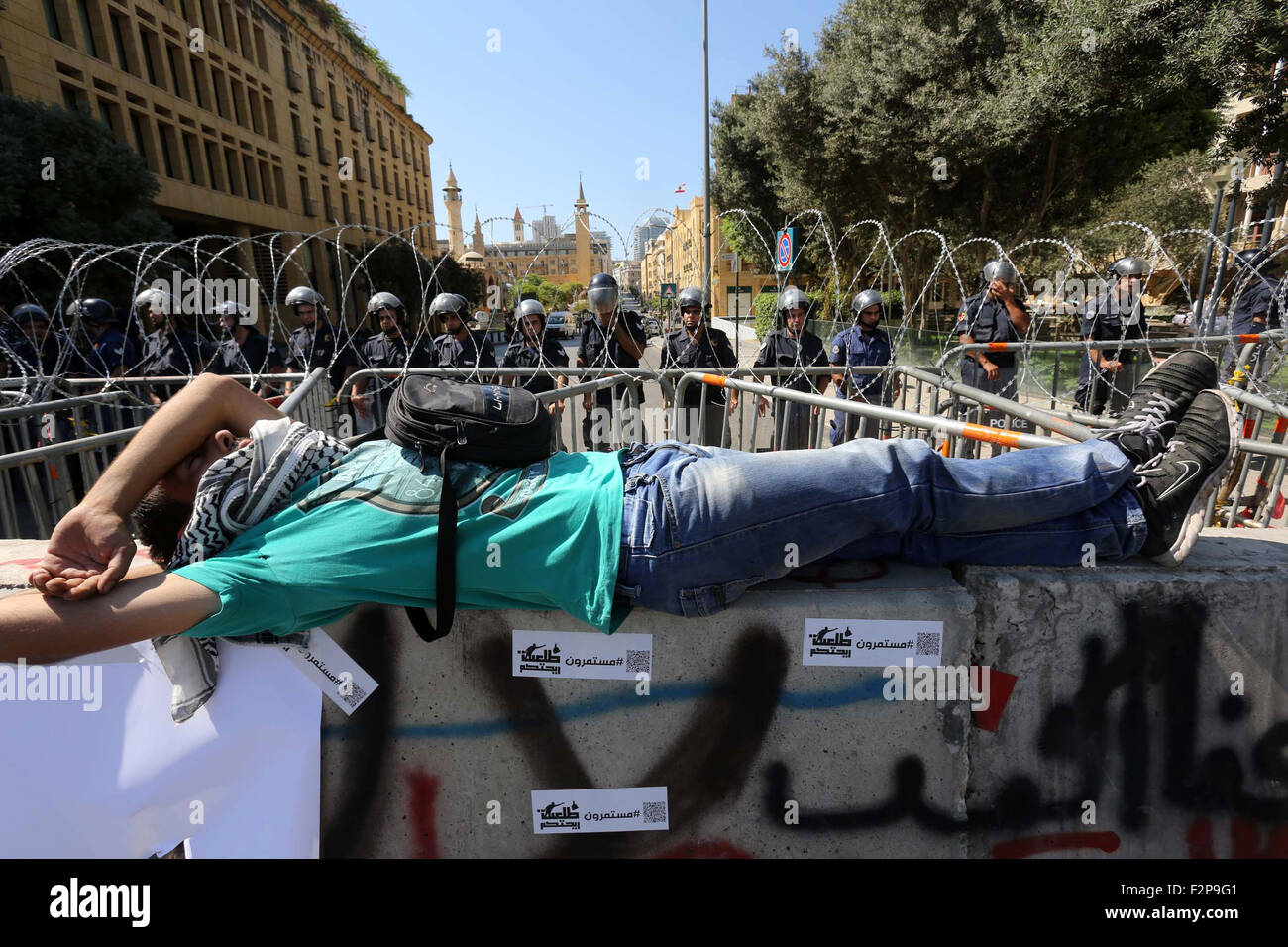 Sett. 22, 2015 - Beirut, Libano - libanese anti-governo manifestanti prendere parte a una manifestazione di protesta su una strada che conduce al Parlamento europeo, dove i protagonisti del Libano di partiti politici principali incontrare per la terza volta in uno sforzo per porre fine alla paralisi che affligge le istituzioni dello stato, nel centro cittadino di Beirut. (Credito Immagine: © Marwan Tahtah/APA immagini via ZUMA filo) Foto Stock