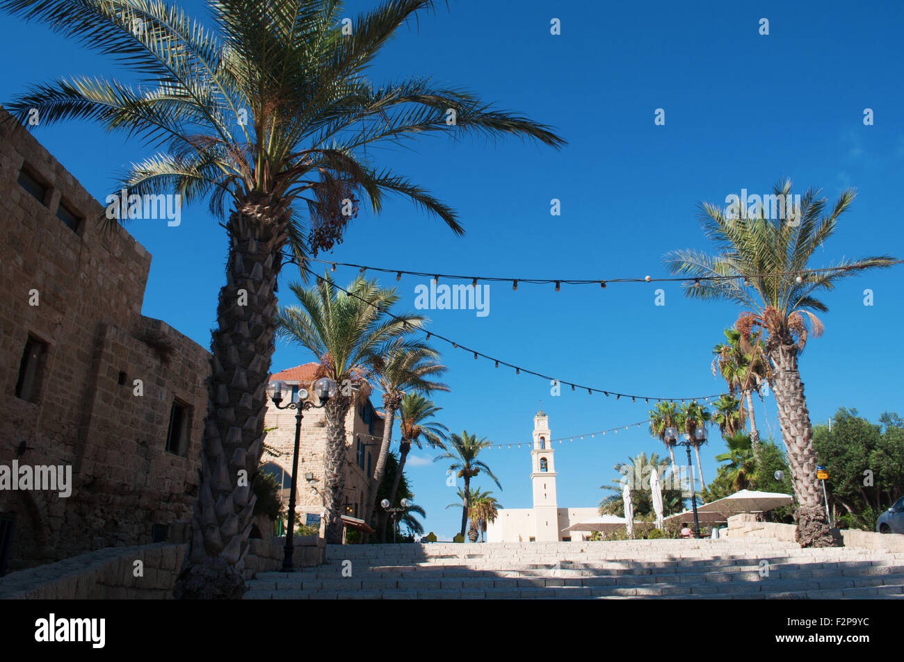 Medio Oriente, Tel Aviv Yafo, Israele, Jaffa: la torre campanaria della Basilica di San Pietro visto dalla piazza della città vecchia di Jaffa Foto Stock