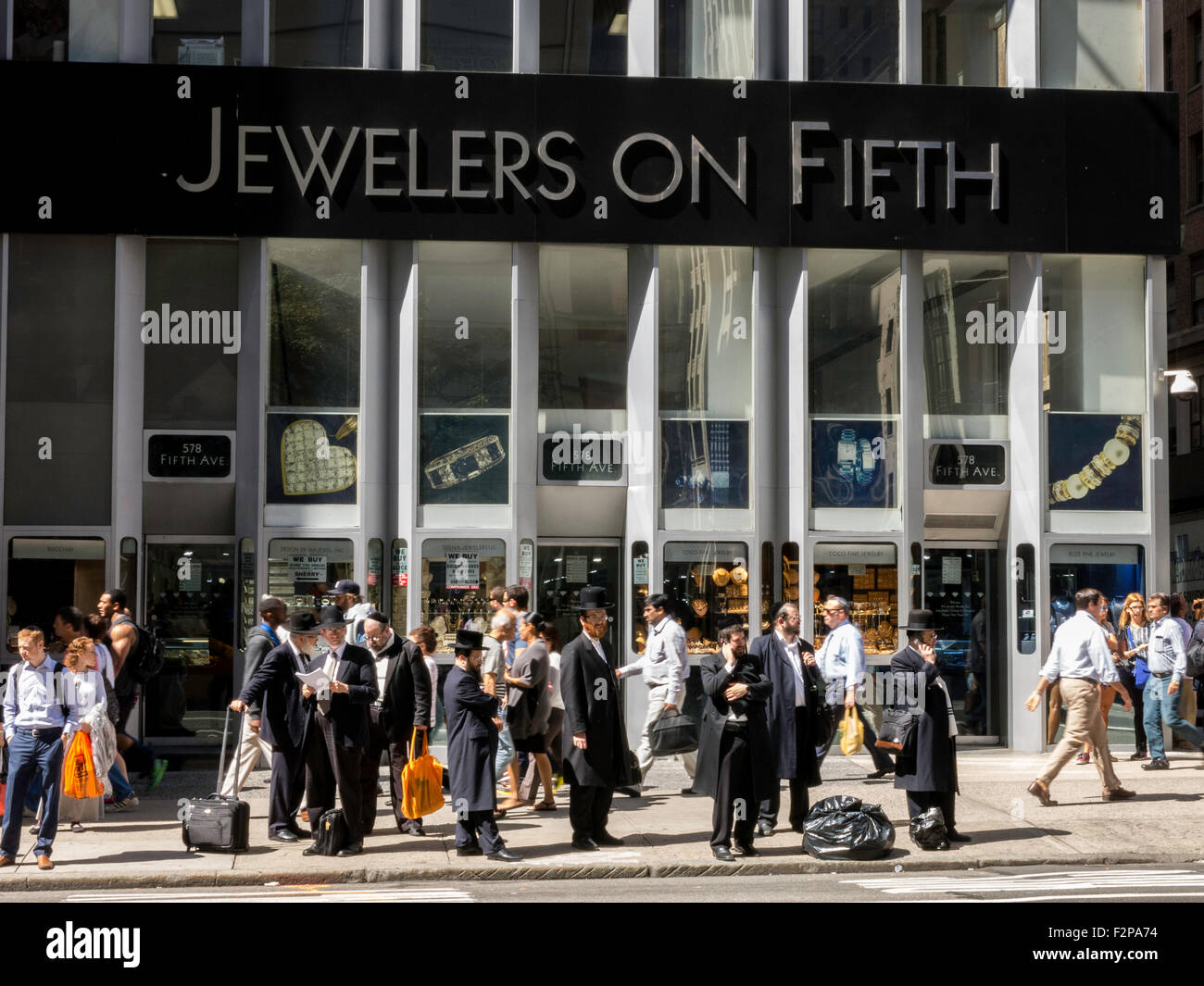 Quartiere dei Diamanti, Fifth Avenue Street scene, NYC Foto Stock