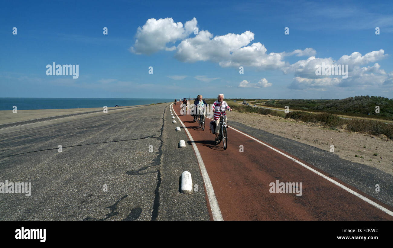 I ciclisti sul percorso attraverso Brouwersdam, collegando le isole di Schouwen-Duiveland, con Goeree-Overflakkee, Paesi Bassi. Foto Stock