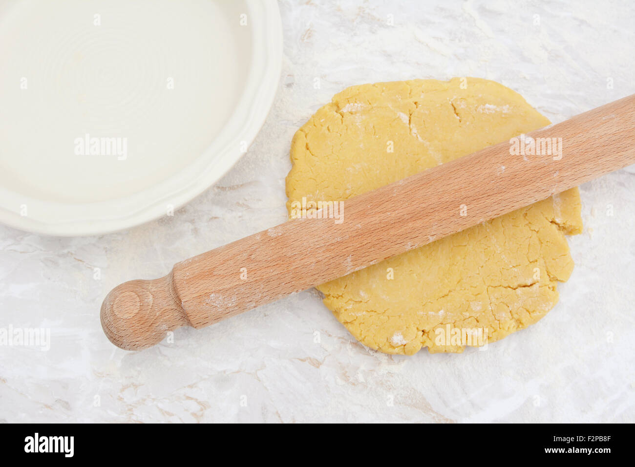 Rolling out dolci fatti in casa con una laminazione di legno pin accanto a una ceramica teglia Foto Stock