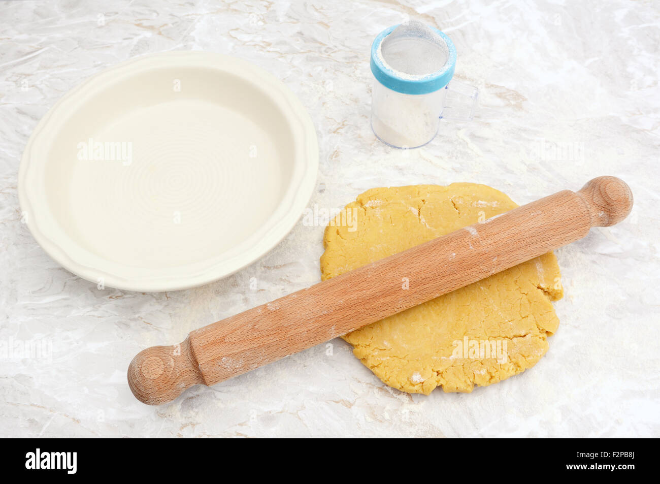 Stendere la pasta frolla per una torta, farina drifter e la teglia sul banco di cucina Foto Stock