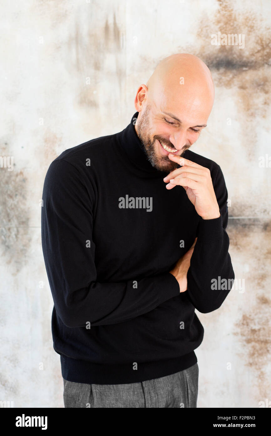 Ritratto di laughing man indossando turtleneck nero Foto Stock