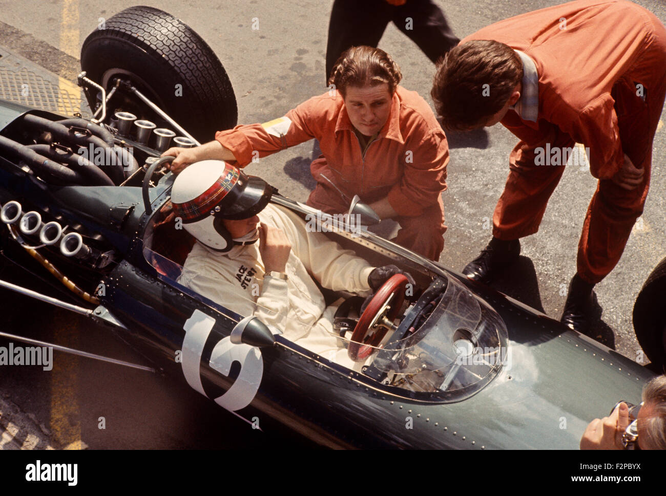 Jackie Stewart nel suo BRM P261 1960s Foto Stock