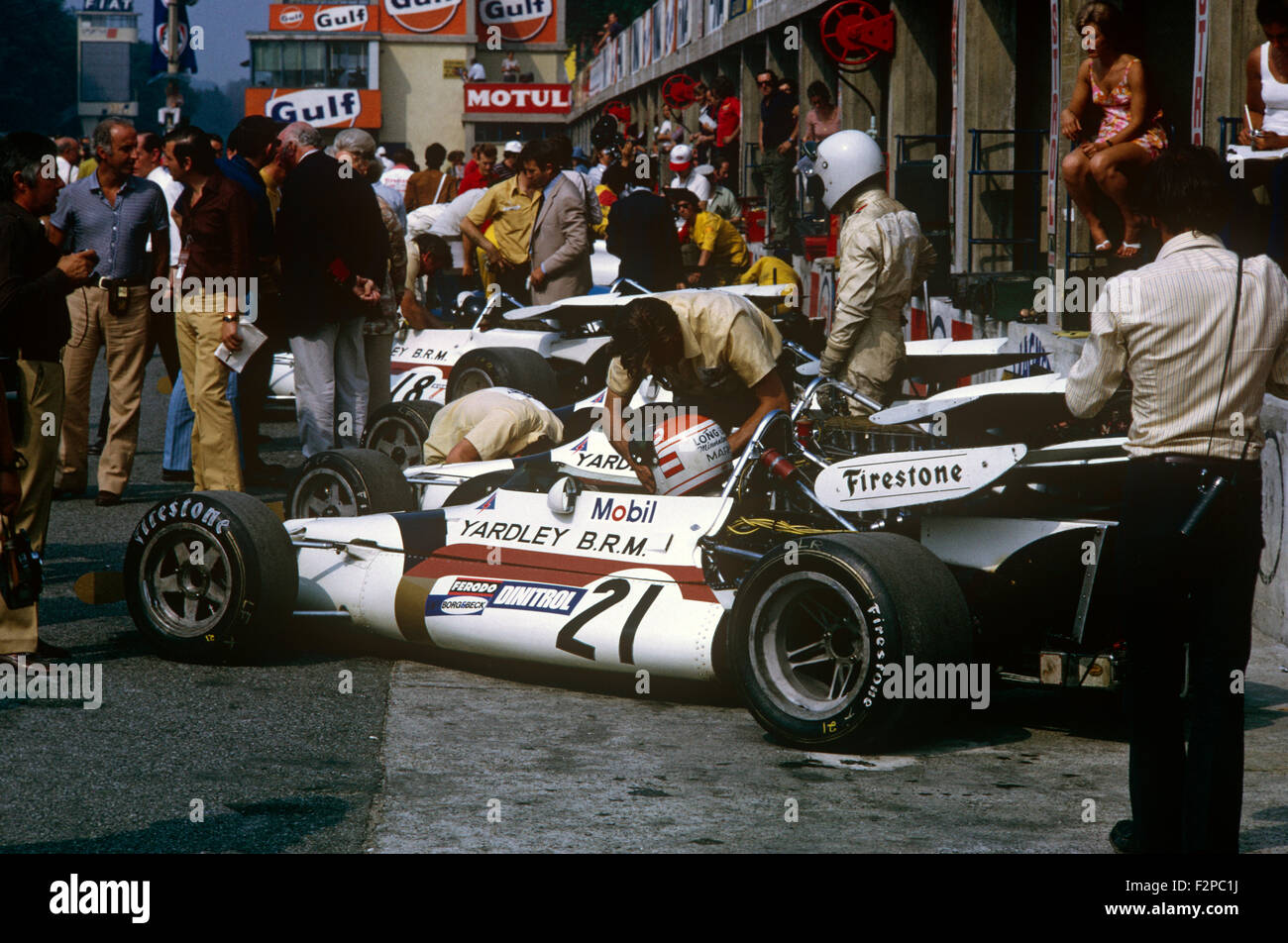BRM racing cars in pit lane 1971 Foto Stock