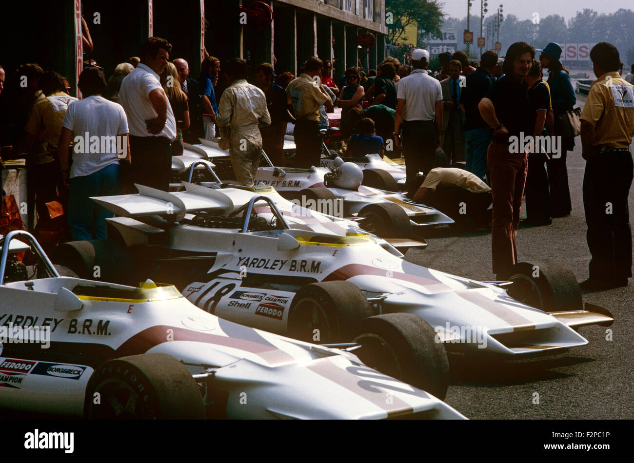 BRM racing cars in pit lane 1971 Foto Stock