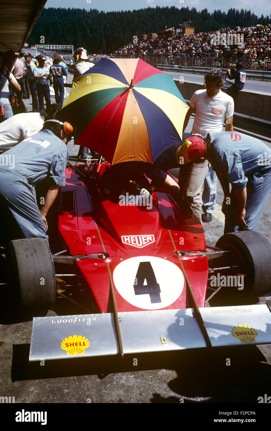 Un gruppo di meccanica appoggiata su una Ferrari prese nel 1973. Foto Stock