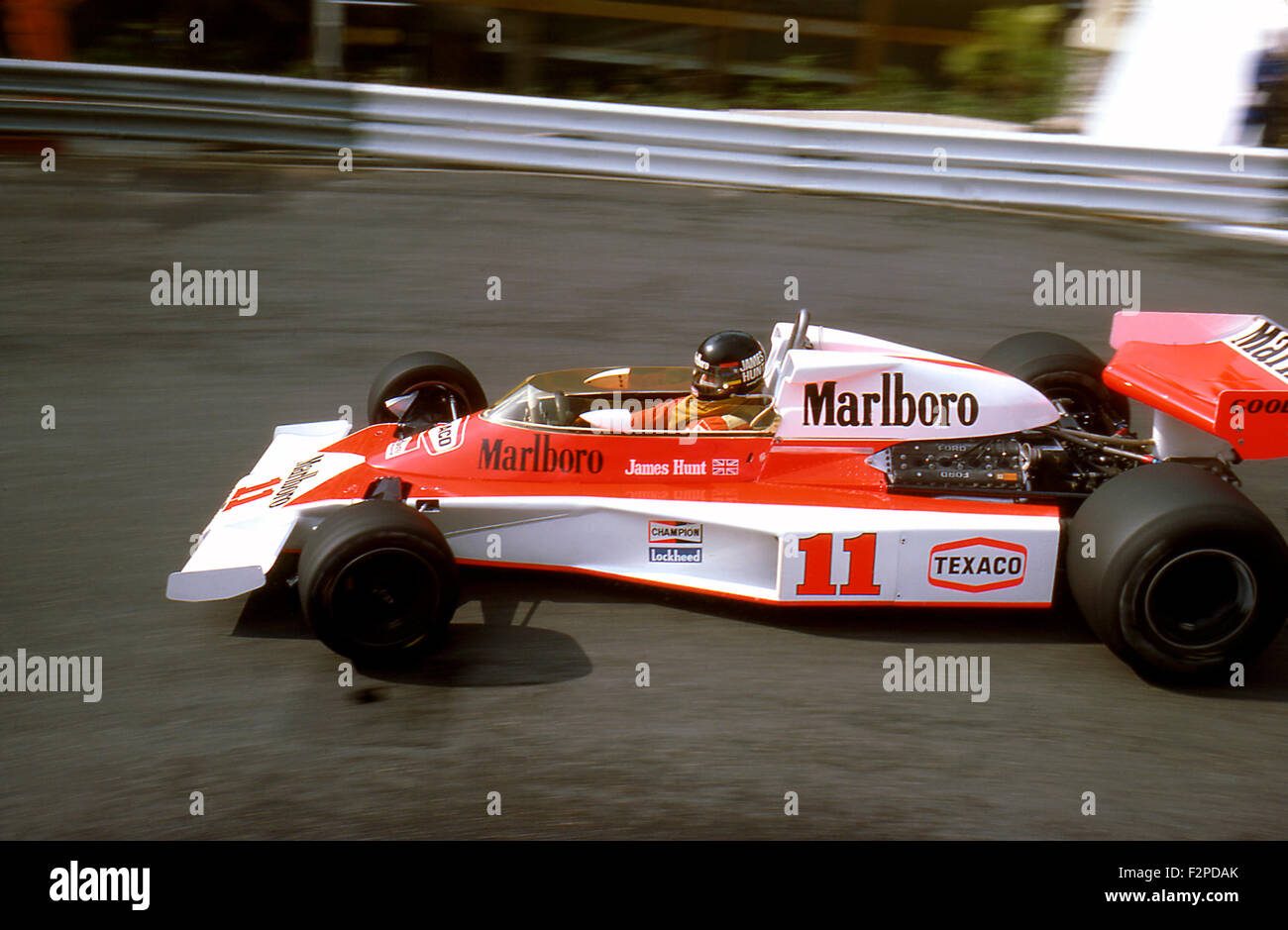 James Hunt in una McLaren M23 al GP di Monaco a Monte Carlo 1975 Foto Stock