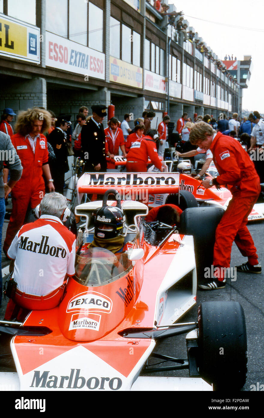 James Hunt in una McLaren M23 nel box, GP d'Italia a Monza 1976 Foto Stock