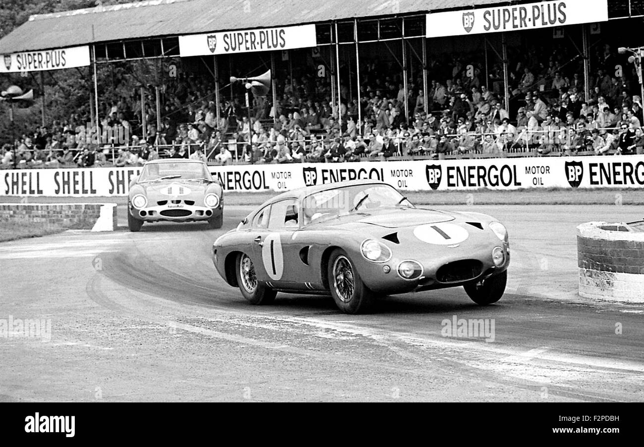 Graham Hill in una Aston Martin e Bruce McLaren in una Ferrari, Goodwood Tourist Trophy 1963 Foto Stock
