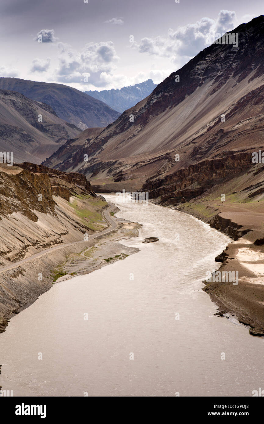 India, Jammu e Kashmir, Ladakh Leh Valle, Zanskar fiume man mano che si avvicina il Indus vicino Nimmu Foto Stock