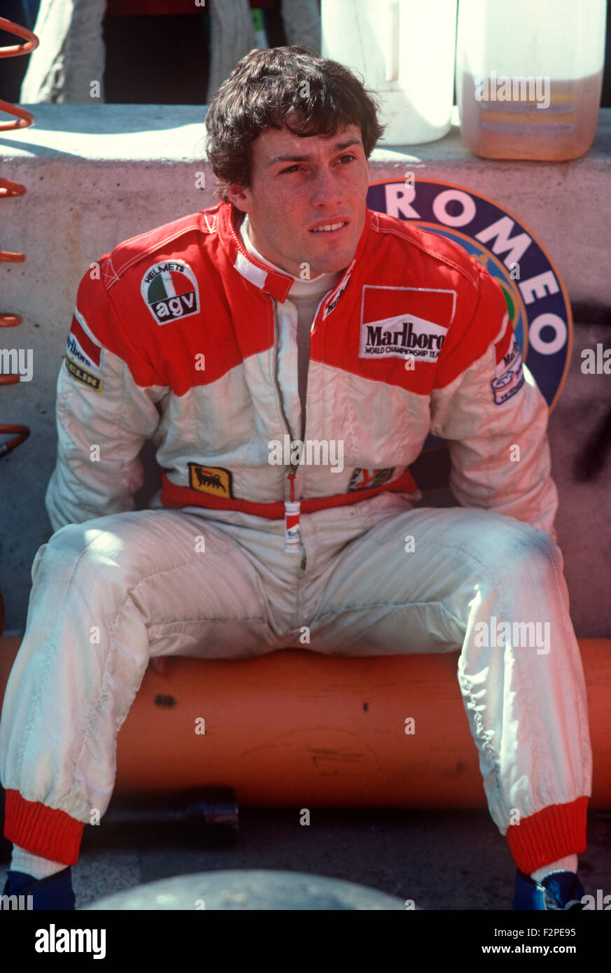Andrea de Cesaris nella sua Alfa Romeo box del team al Gran Premio degli USA a Long Beach 1982 Foto Stock