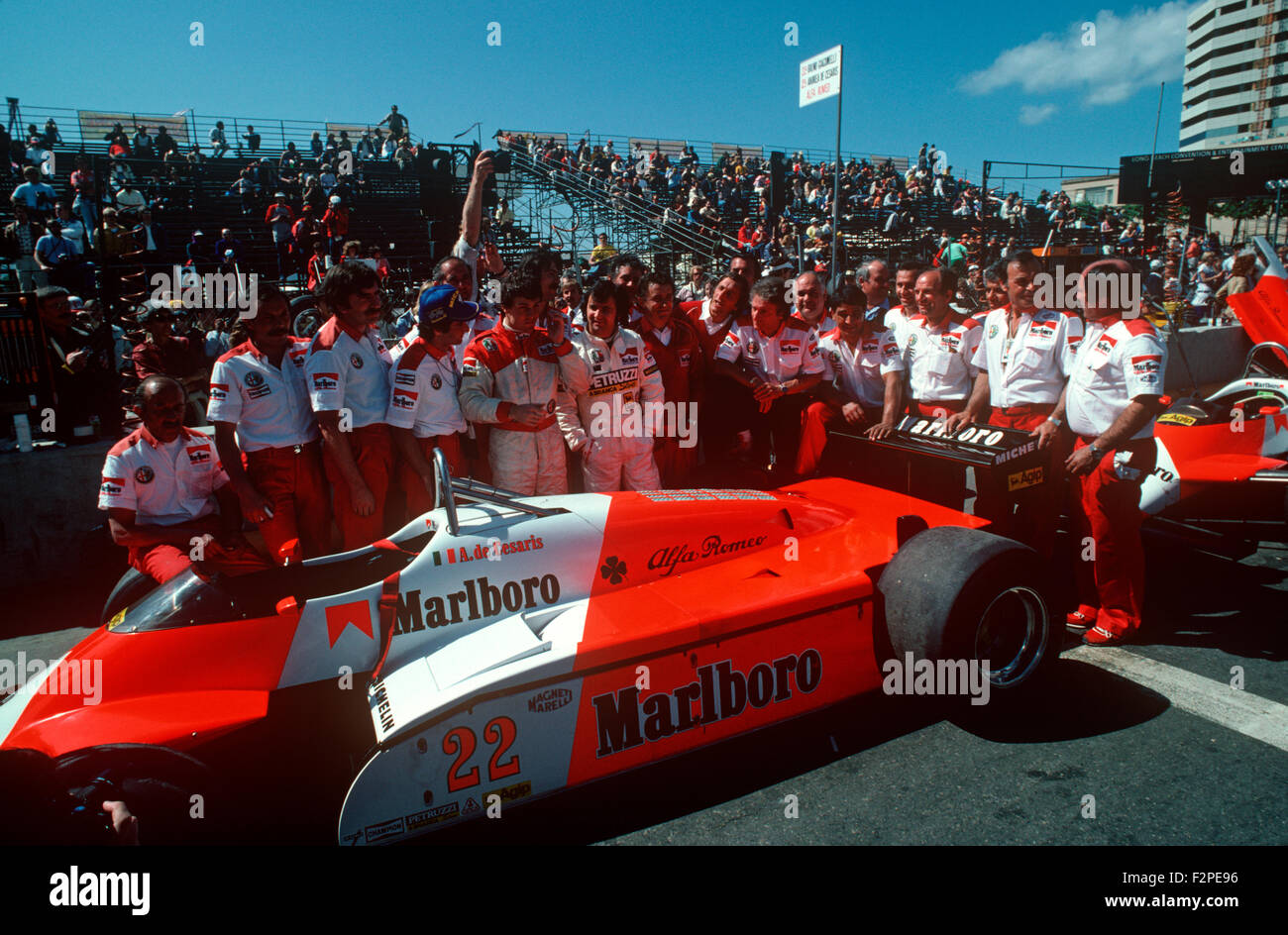 Andrea de Cesaris e Bruno Giacomelli con la loro Alfa Romeo team al Gran Premio degli USA a Long Beach 1982 Foto Stock