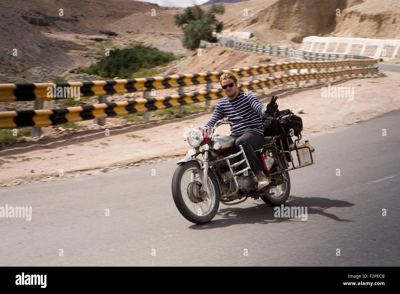 India, Jammu e Kashmir, Ladakh, Nimoo, Bazco uomo senza casco in sella Royal Enfield Bullet moto sui Kargil a Leh autostrada Foto Stock