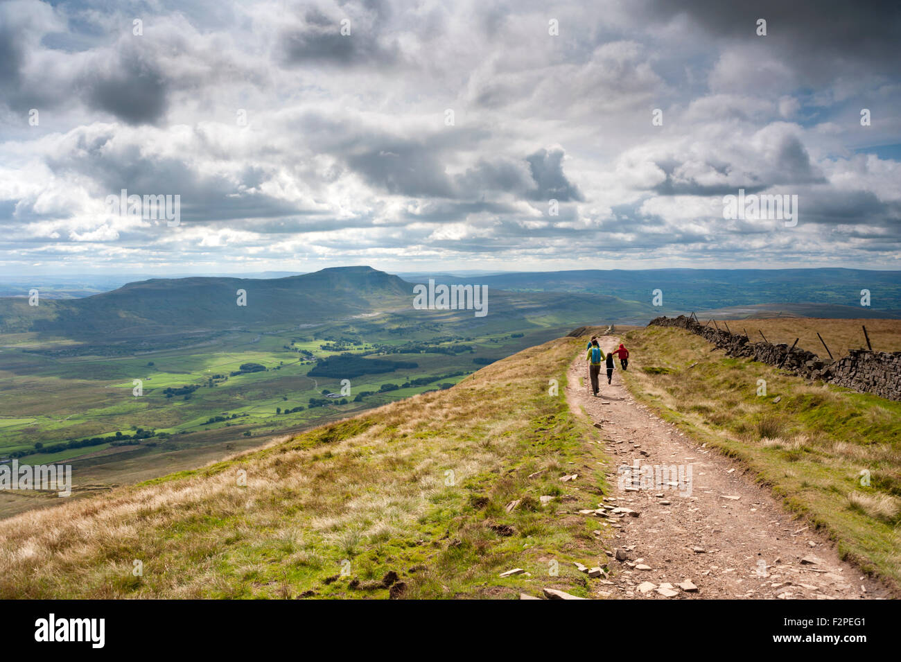 "Un viaggio Pennine' il sentiero per il vertice di Whernside, Yorkshire Dales National Park, Regno Unito Foto Stock
