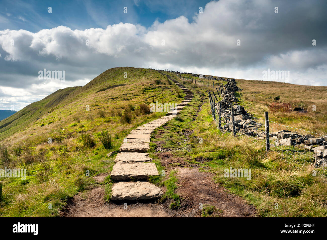 I lastroni di pietra "un viaggio Pennine' il sentiero per il vertice di Whernside, Yorkshire Dales National Park, Regno Unito Foto Stock