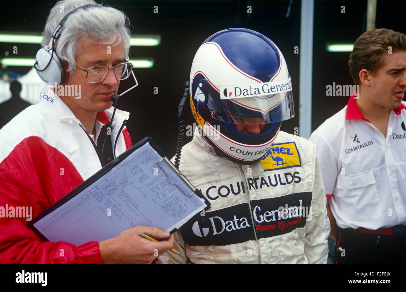 Jonathan Palmer Tyrrell Cosworth driver, in piedi nel box 1987 Foto Stock
