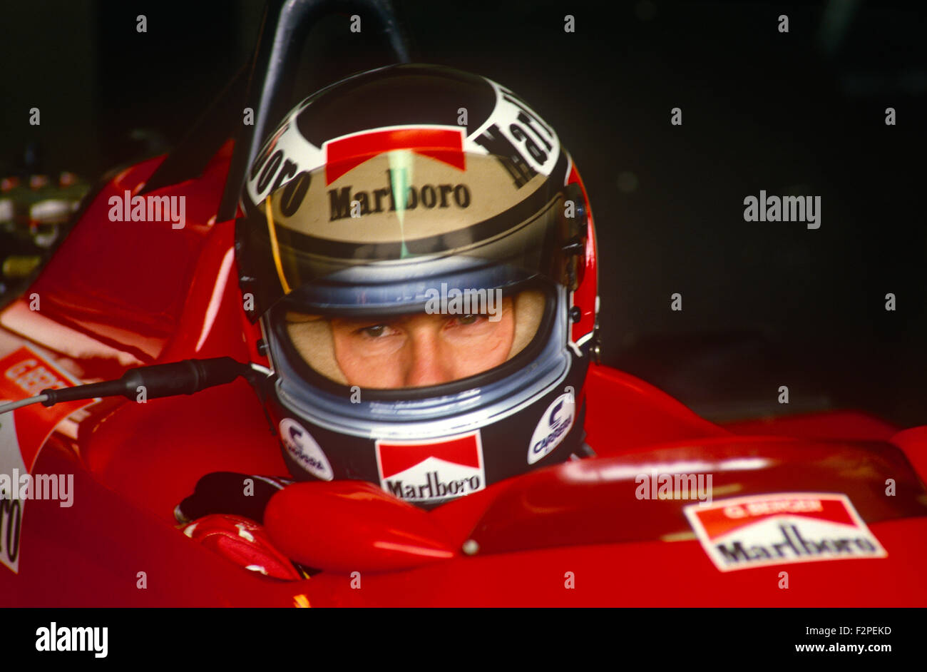Gerhard Berger nell'abitacolo della sua Ferrari 1987 Foto Stock