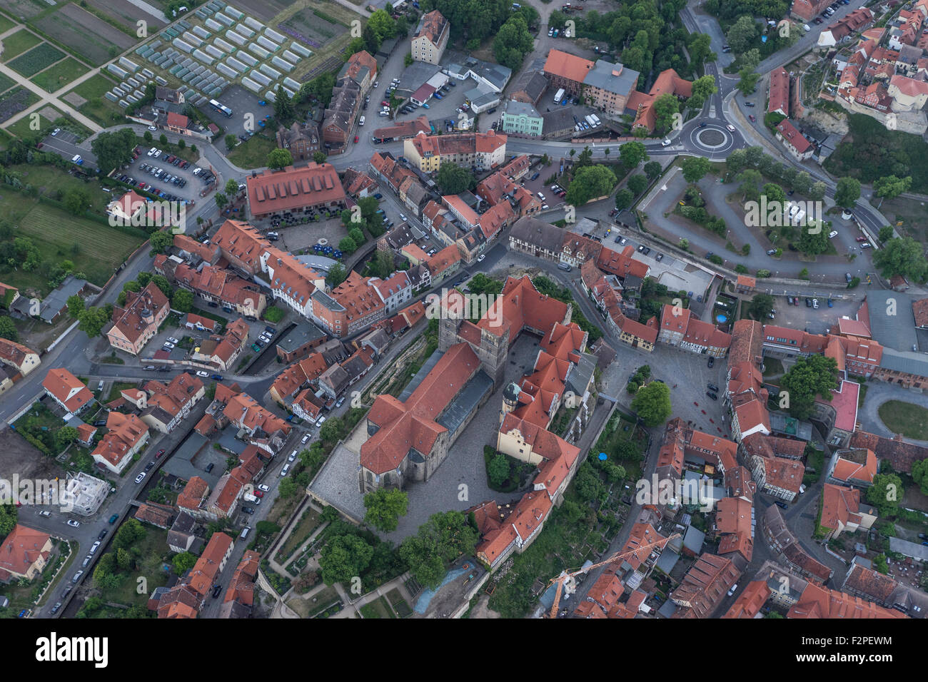 Germania, vista aerea di Quedlinburg con chiesa collegiata di sera Foto Stock