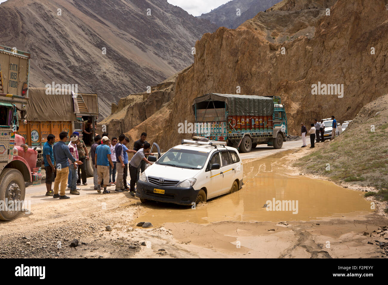 India, Jammu e Kashmir, Ladakh, vettura bloccato nel fango bloccando i camion e automobili su Lamayaru Khalsi alla strada di montagna Foto Stock