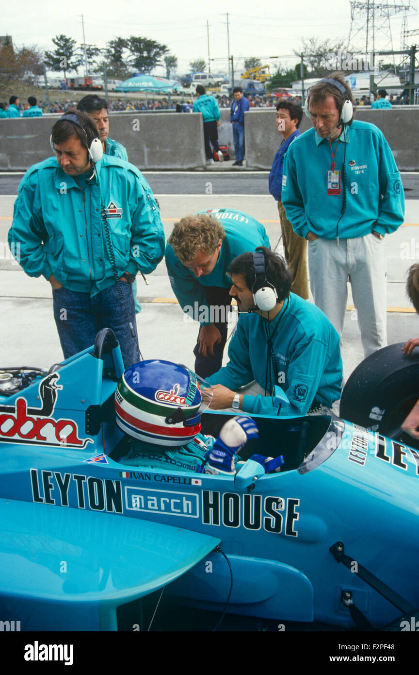 Ivan Capelli nel suo marzo Cosworth nel box 1987 Foto Stock